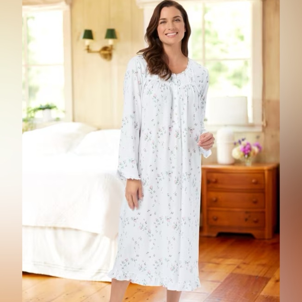 Eileen West 100% Cotton Knit White Long Sleeve Nightgown. NWT-Size M.